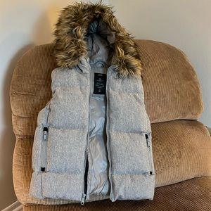 GAP heavily quilted Puffer Vest with large faux fur hood sz xs  NWOT